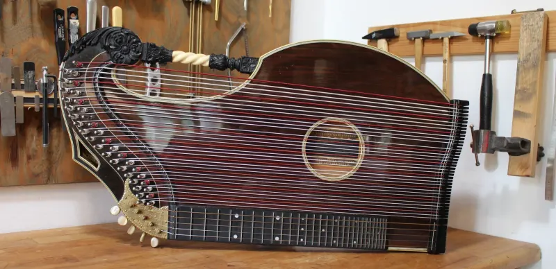 Handgefertigtes Instrument aus Florian Brandstätters Kollektion