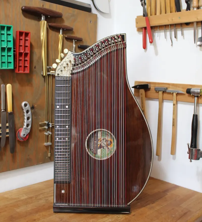 Handgefertigtes Instrument aus Florian Brandstätters Kollektion