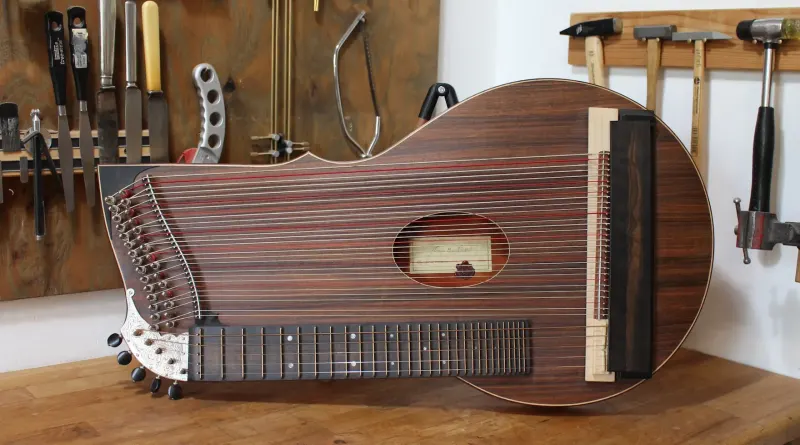 Handgefertigtes Instrument aus Florian Brandstätters Kollektion
