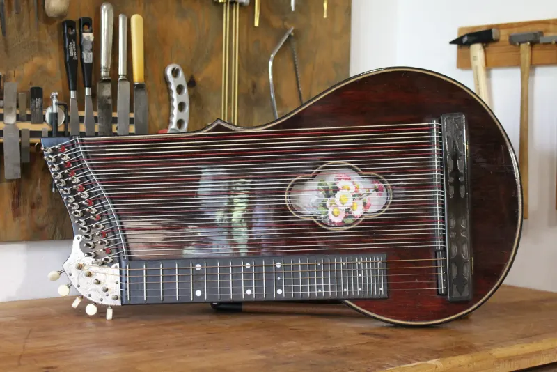 Handgefertigtes Instrument aus Florian Brandstätters Kollektion