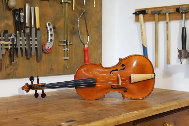 Handgefertigtes Instrument aus Florian Brandstätters Kollektion