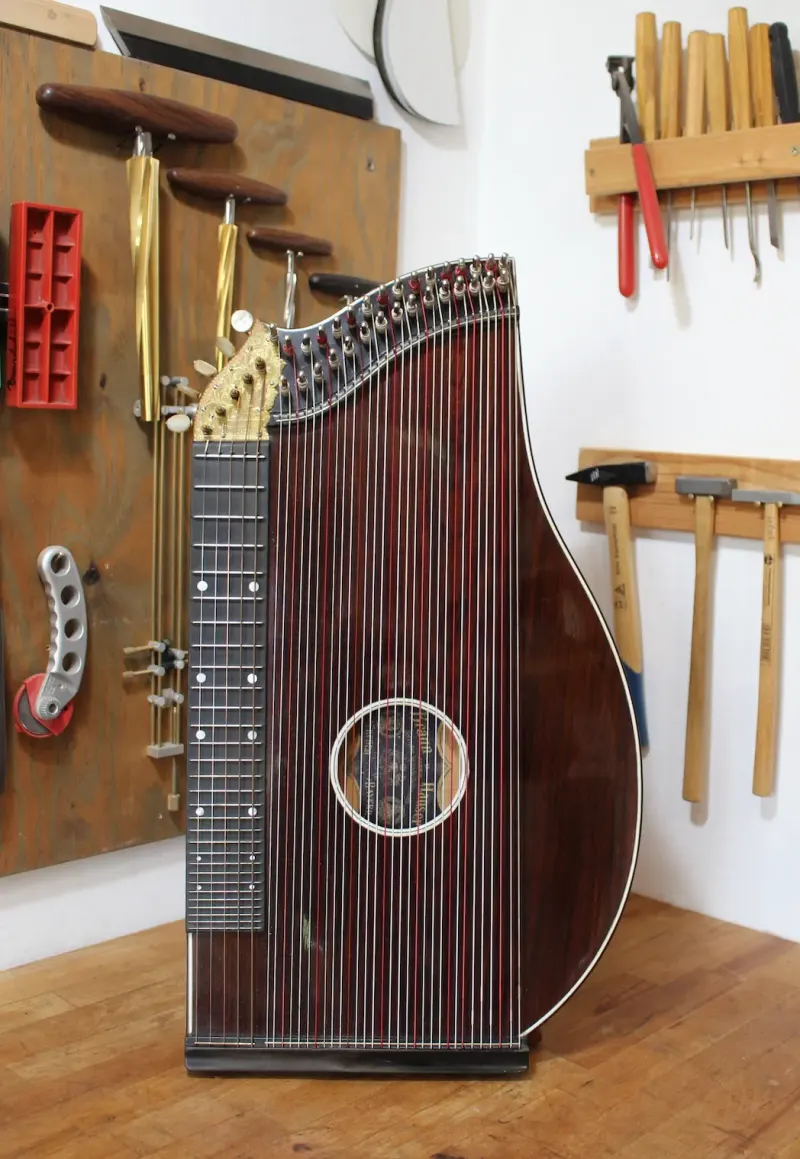 Handgefertigtes Instrument aus Florian Brandstätters Kollektion