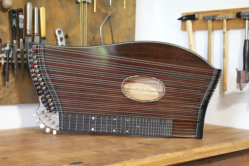 Handgefertigtes Instrument aus Florian Brandstätters Kollektion