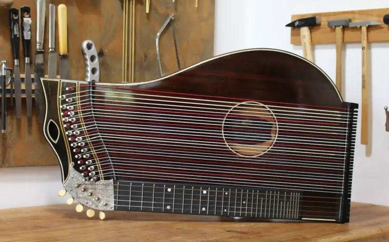 Handgefertigtes Instrument aus Florian Brandstätters Kollektion